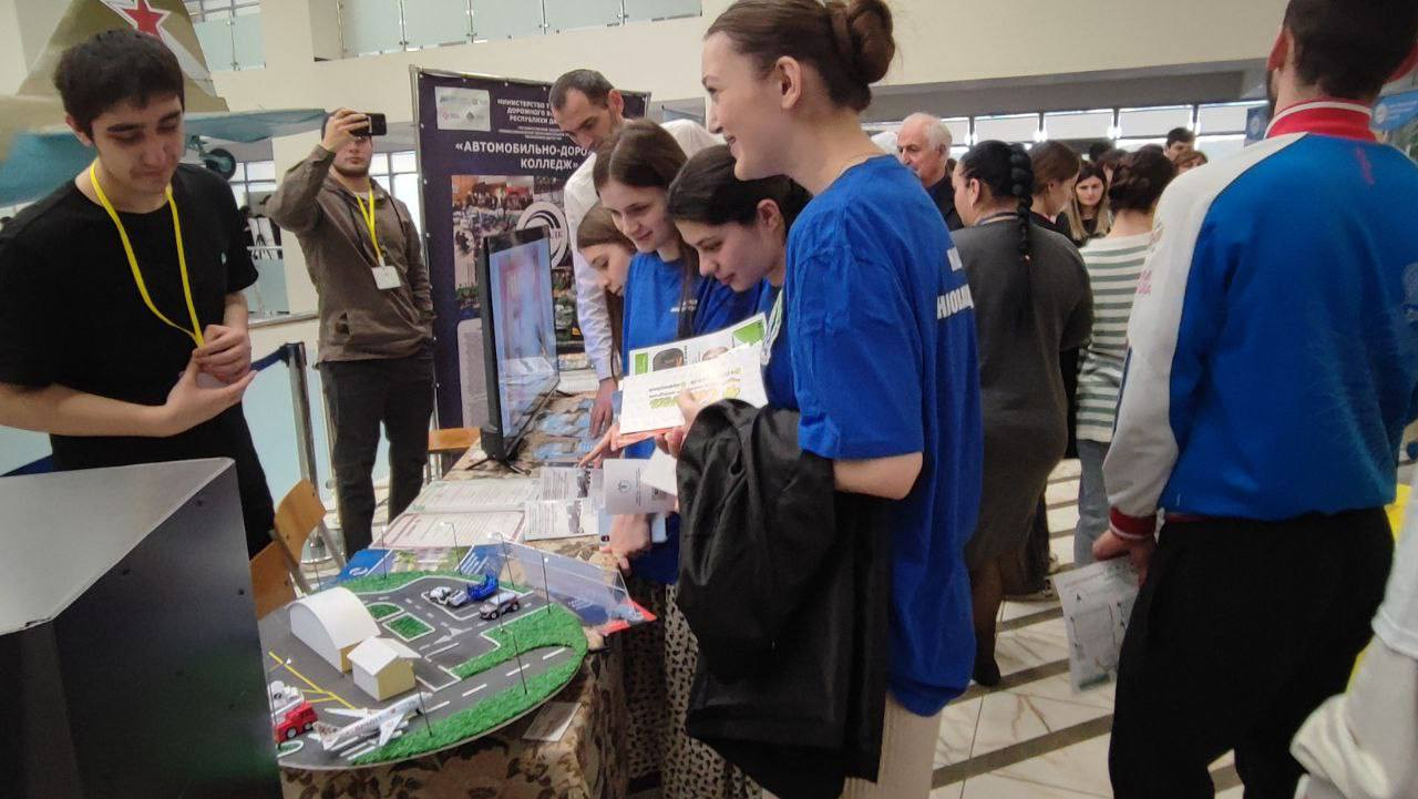 Столичное социальное кафе «Время перемен» стало очередной площадкой для проведения Минтрудом РД Регионального этапа Всероссийской ярмарки трудоустройства «Работа России. Время возможностей».